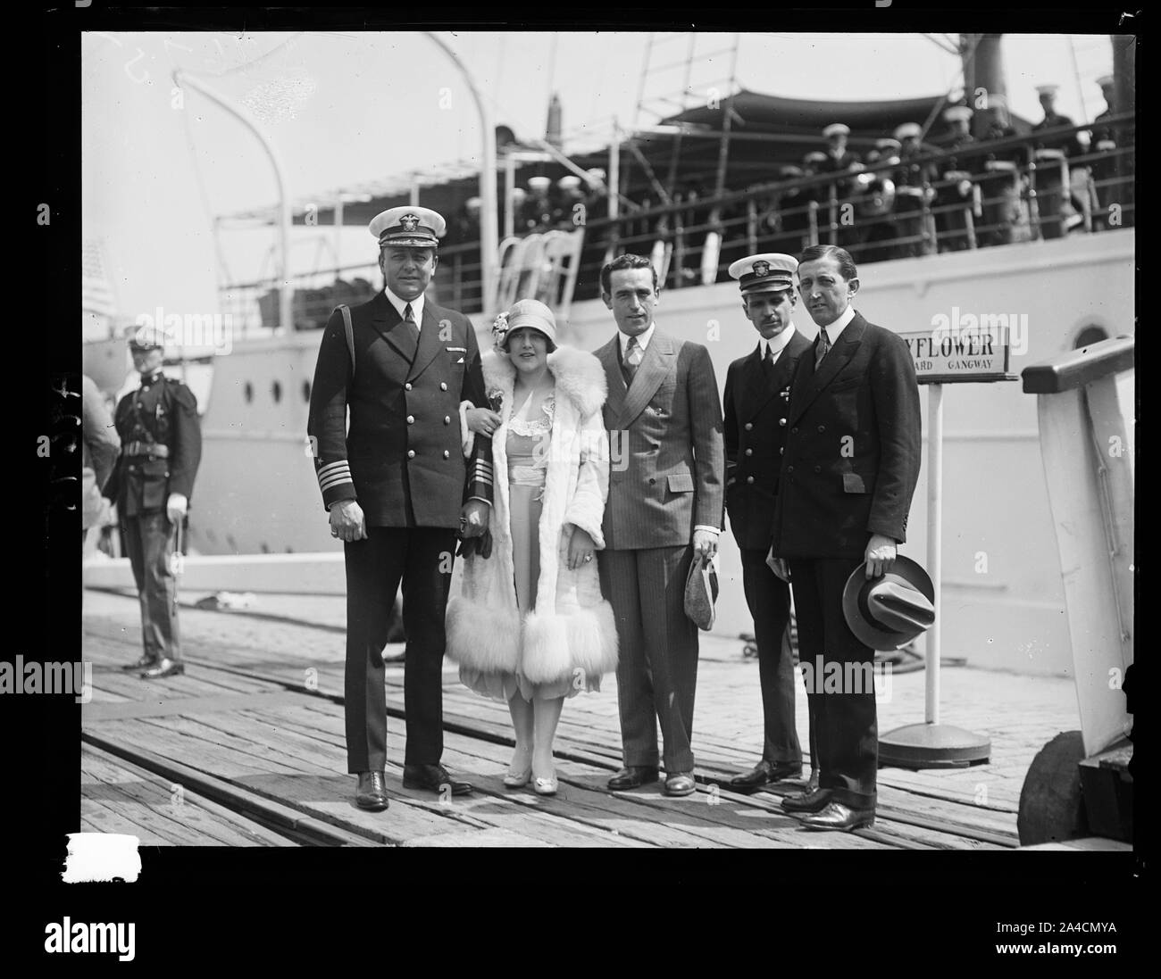 La schermata di famose star Harold Lloyd, si è recata in visita a Washington, D.C. Senza preavviso, 16 maggio e con sua moglie e Hays, lo zar del film ha compiuto una visita al Navy Yard. La foto è stata fatta nella parte anteriore del Presidente's Yacht, il Mayflower. Da sinistra a destra: Capitano Adolphus Andrews del Mayflower Foto Stock