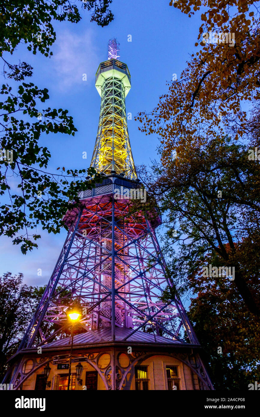 Torre di osservazione illuminata in modo impressionante, Petrin Hill Park, Praga, Repubblica Ceca Foto Stock