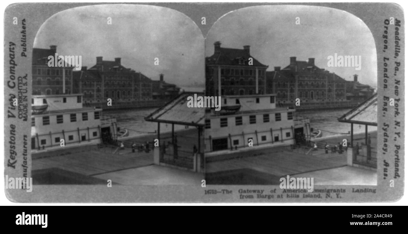 Il gateway dell'America - Gli immigrati sbarco dalla chiatta a Ellis Island, N.Y. Foto Stock
