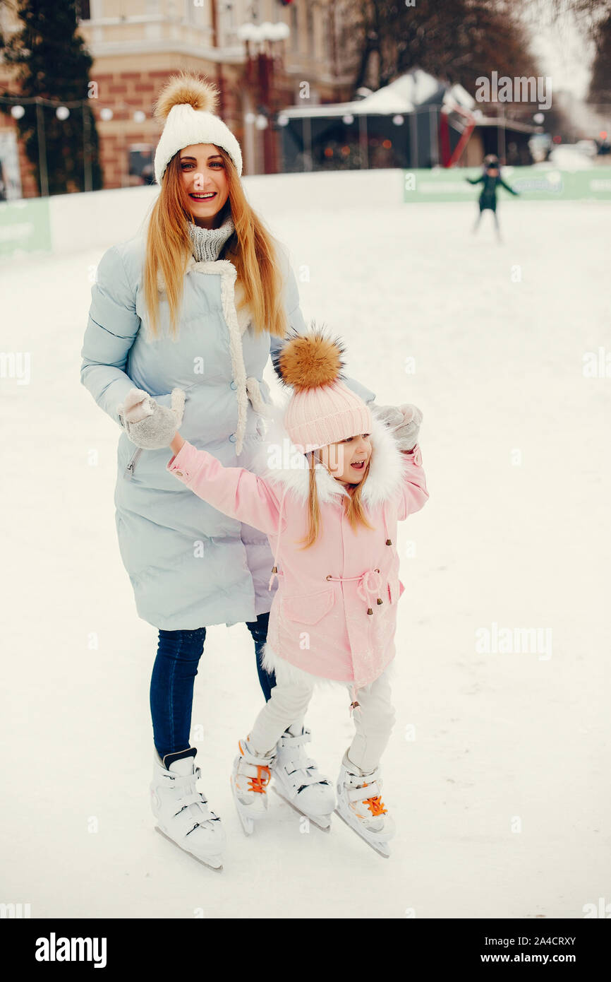 La famiglia in un parco d'inverno. Madre e figlia in un ice arena Foto Stock