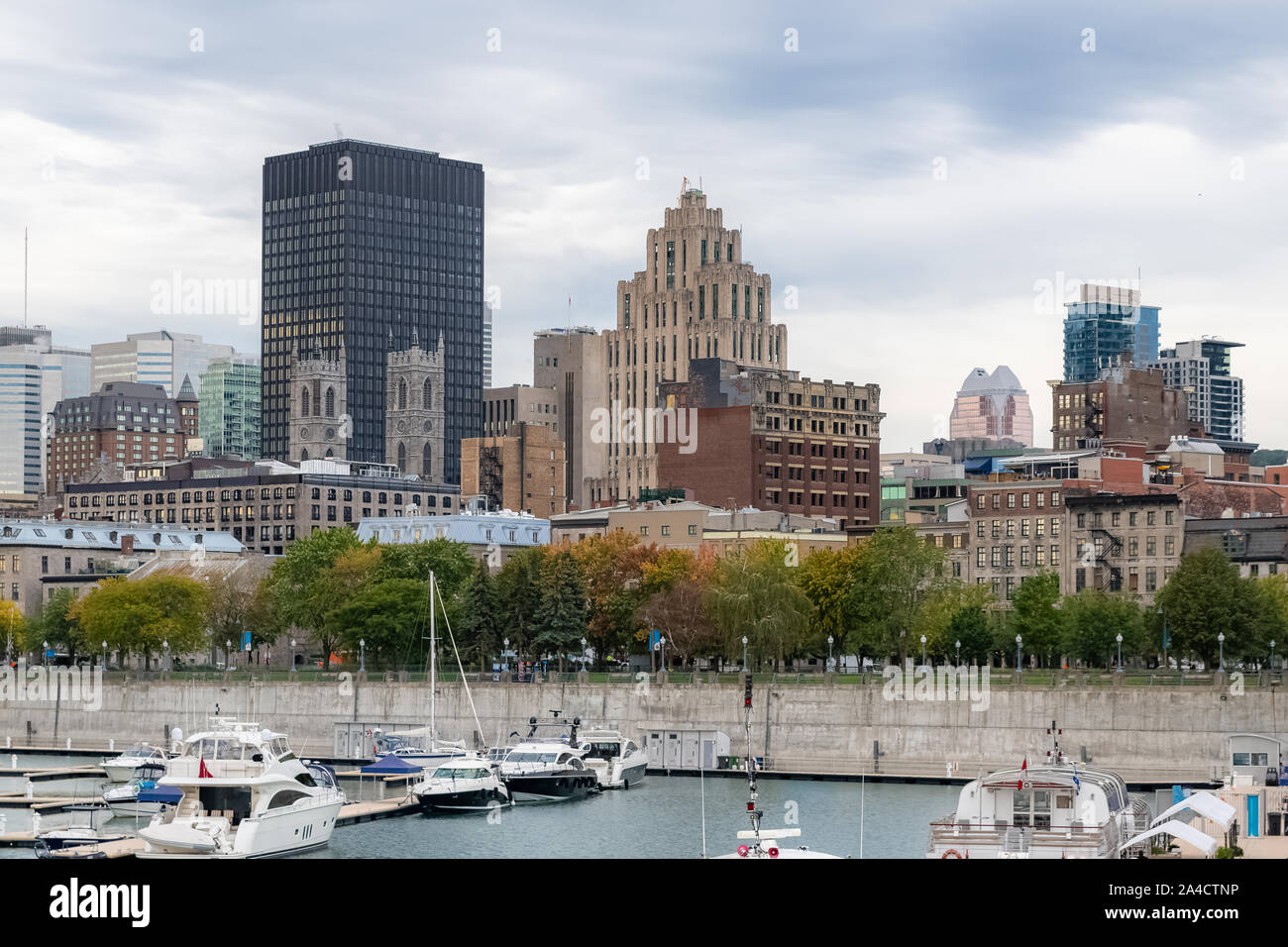 Montreal in Canada, vista aerea con lo skyline moderno e il fiume Saint-Laurent Foto Stock