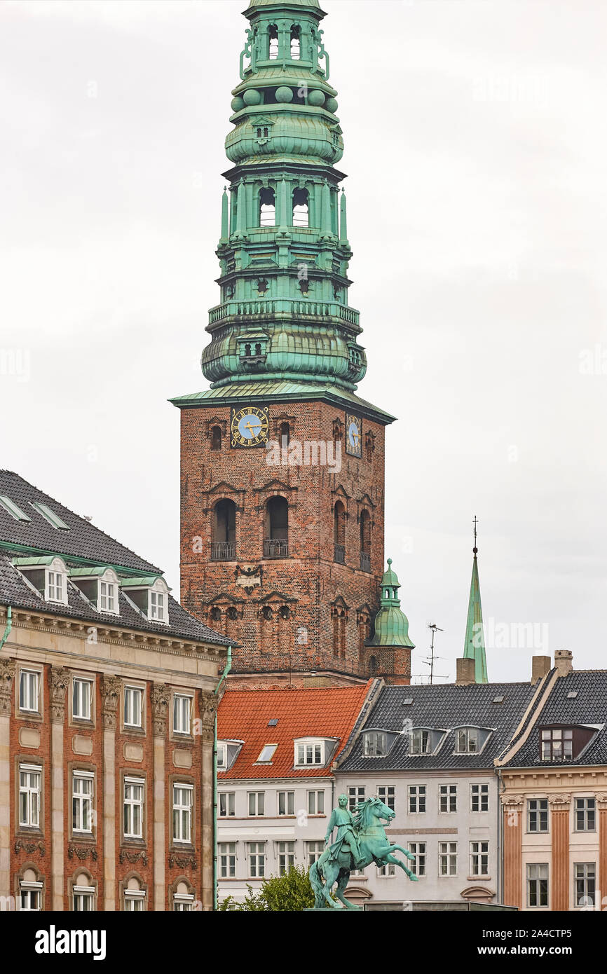 Copenhaguen centro città con absalon statua e nikolaj kunsthal tower Foto Stock