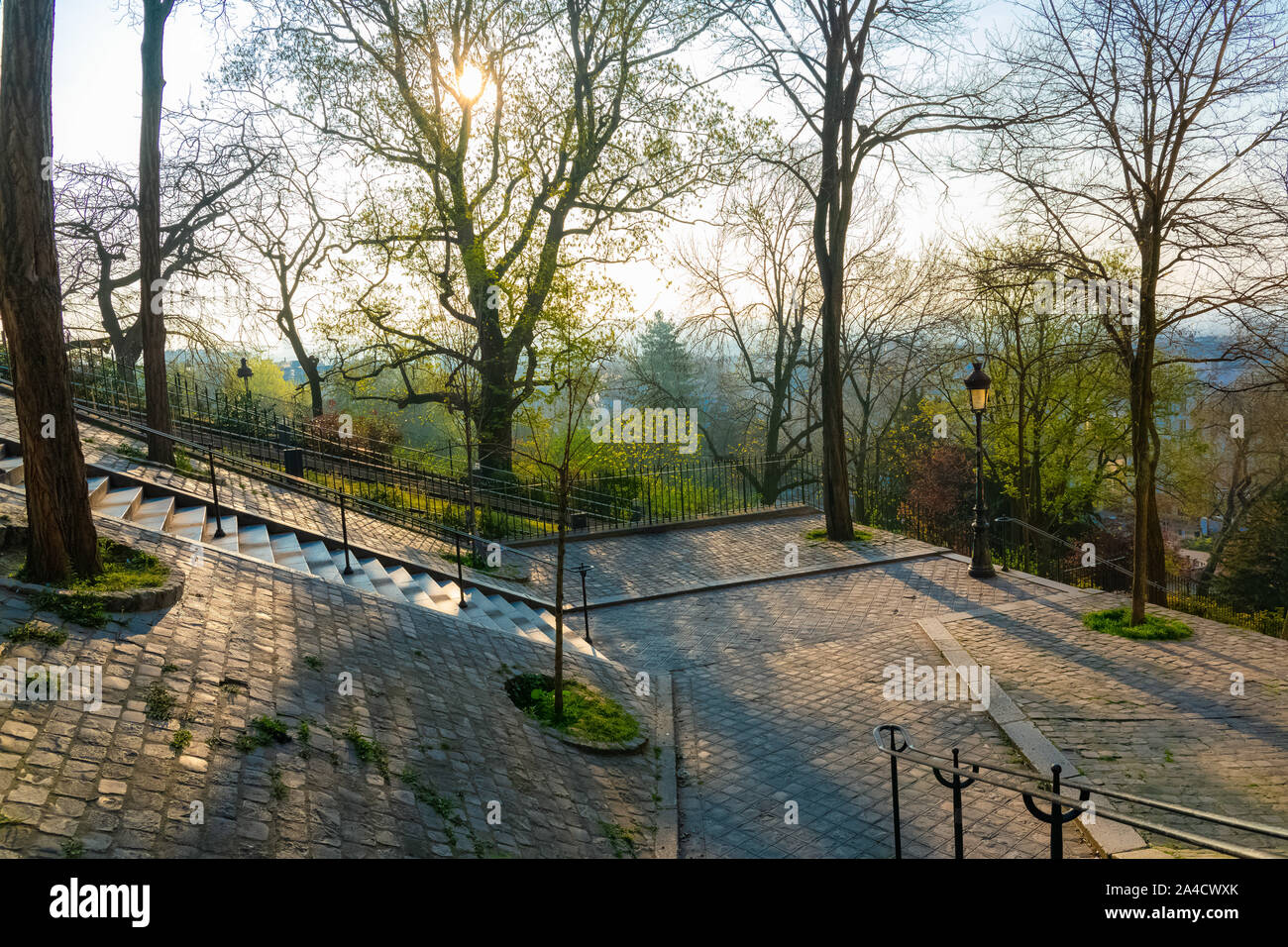 Montmartre a Parigi, una strada parigina molto romantica con scale tipiche e lampione Foto Stock