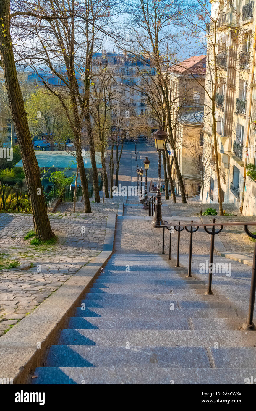 Montmartre a Parigi, una strada parigina molto romantica con scale tipiche e lampione Foto Stock