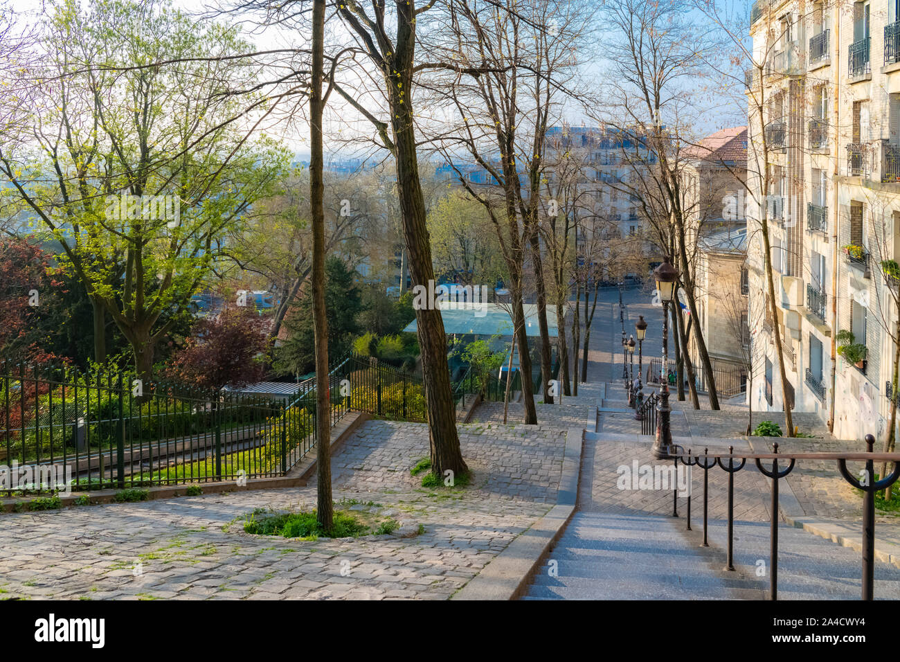 Montmartre a Parigi, una strada parigina molto romantica con scale tipiche e lampione Foto Stock