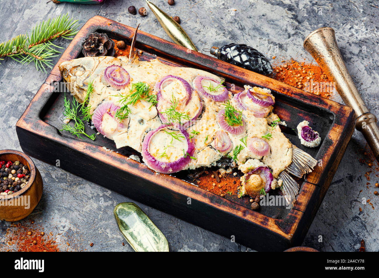 Pesce al forno alla tavola del Natale.vacanza.Il cibo cotto carassio.alimenti per pesci. Foto Stock