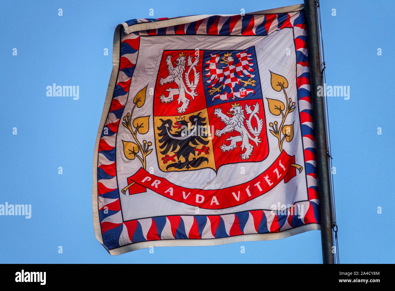 Bandiera presidenziale vola sopra il Castello di Praga Repubblica Ceca Foto Stock