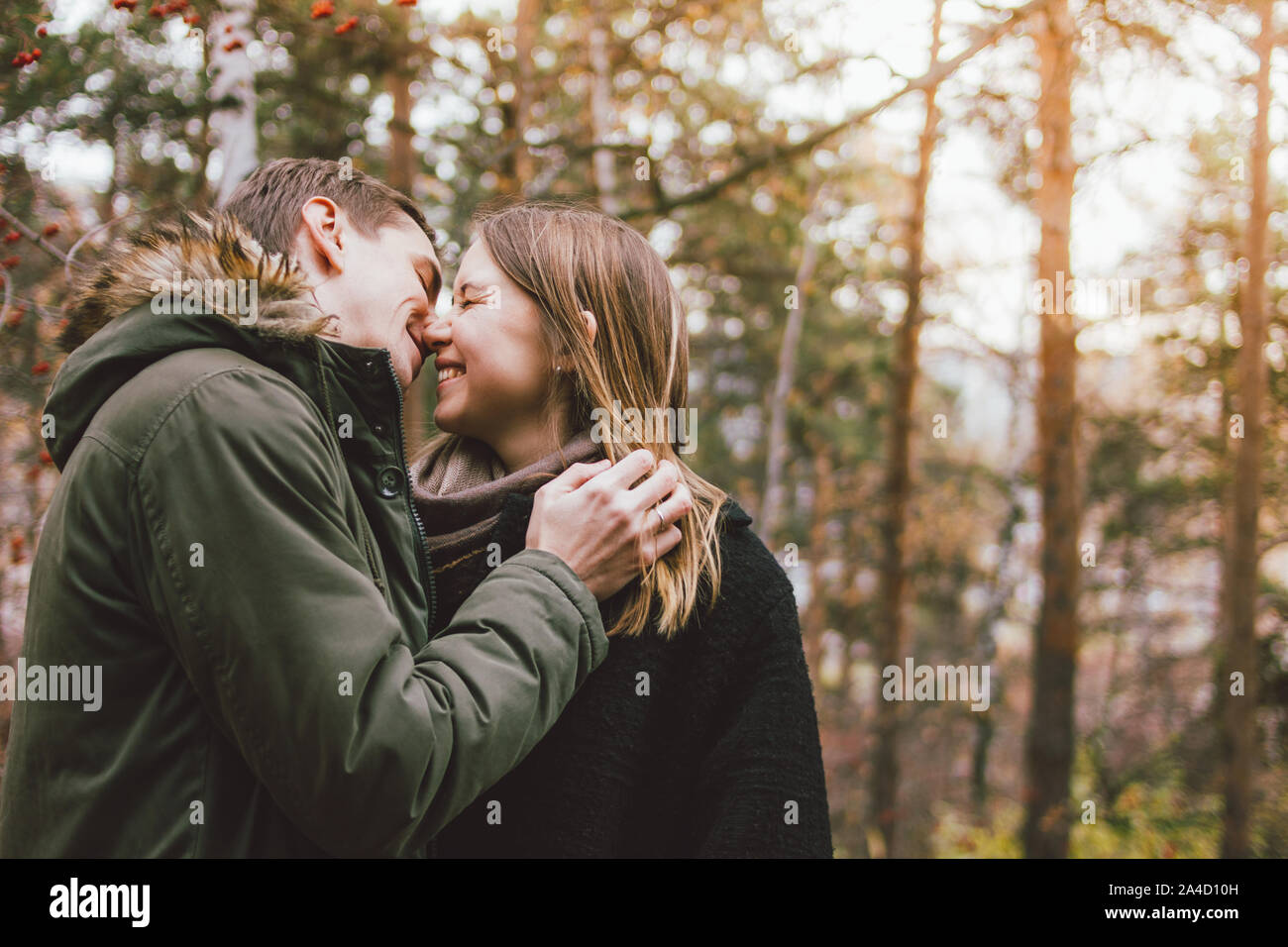 Felice coppia giovane in amore amici vestiti in stile casual camminare insieme sulla natura parco forestale nella stagione fredda, famiglia advenure travel Foto Stock