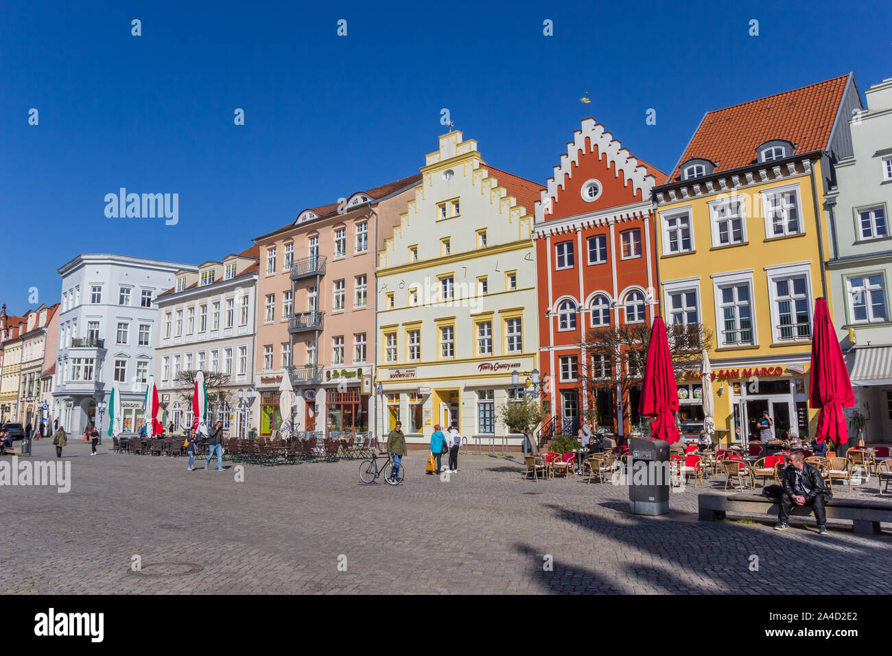 Colorate case storiche presso la piazza del mercato di Greifswald, Germania Foto Stock