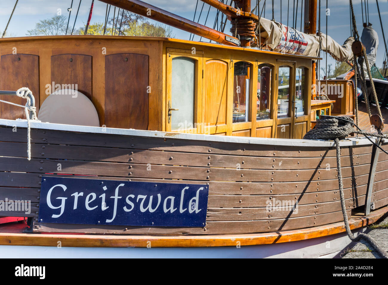 Il nome della città su una nave di legno nel porto di Greifswald, Germania Foto Stock