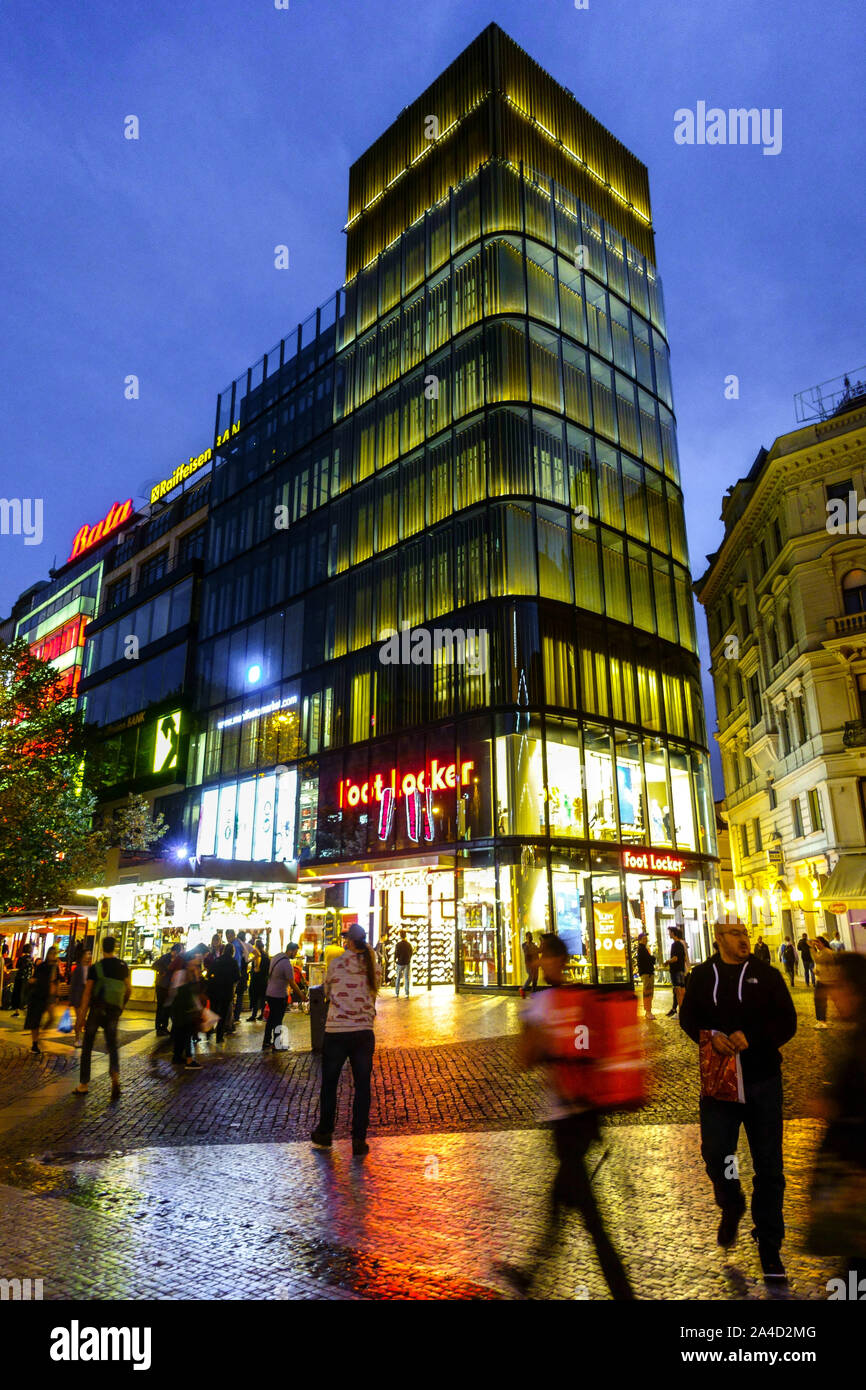 Mustek Shopping Place Praga Piazza Venceslao notte di Praga Repubblica Ceca Foto Stock