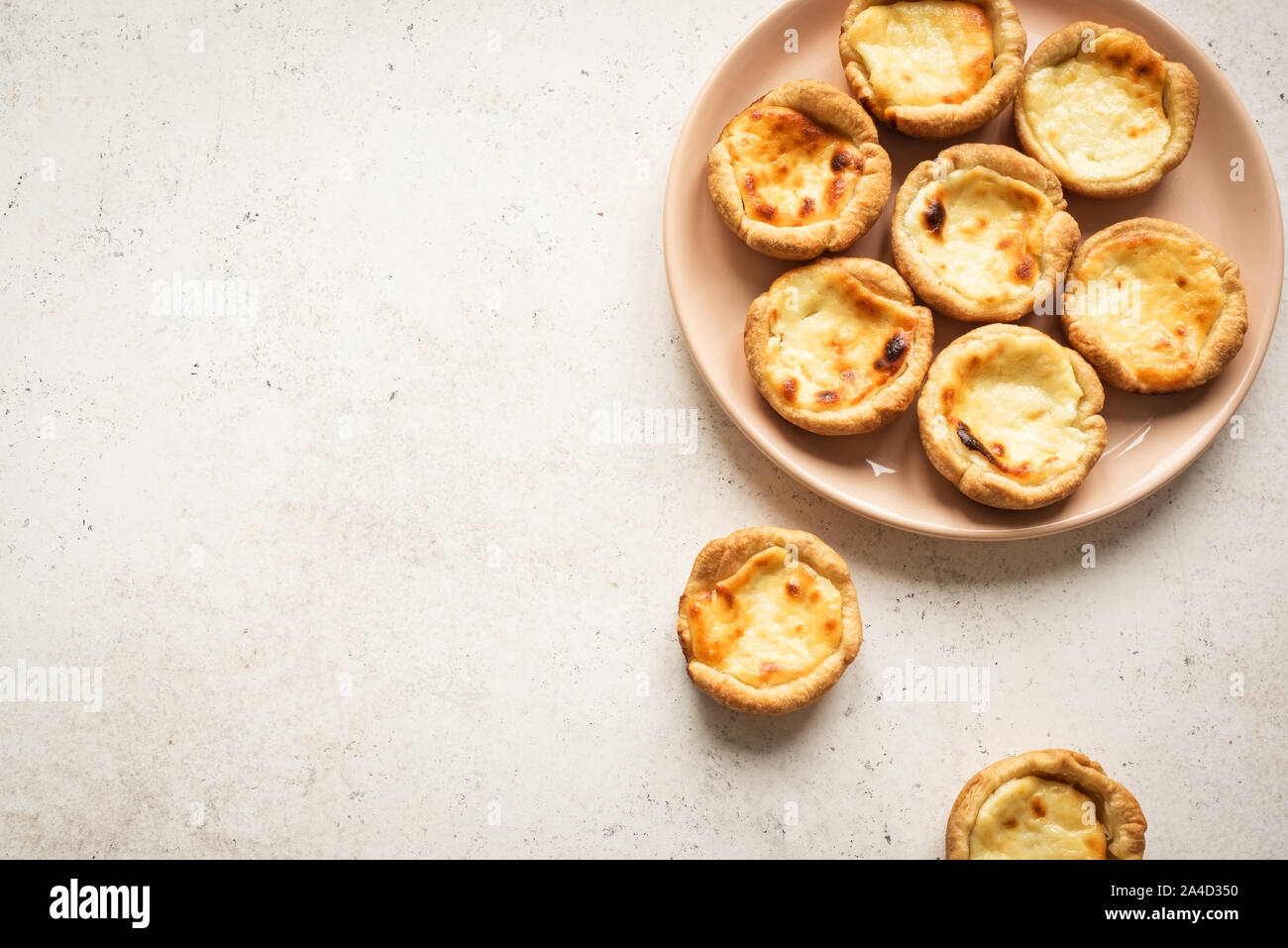 Pastel de Nata Portugese uovo torte di crema su sfondo bianco, vista dall'alto, copia dello spazio. Foto Stock