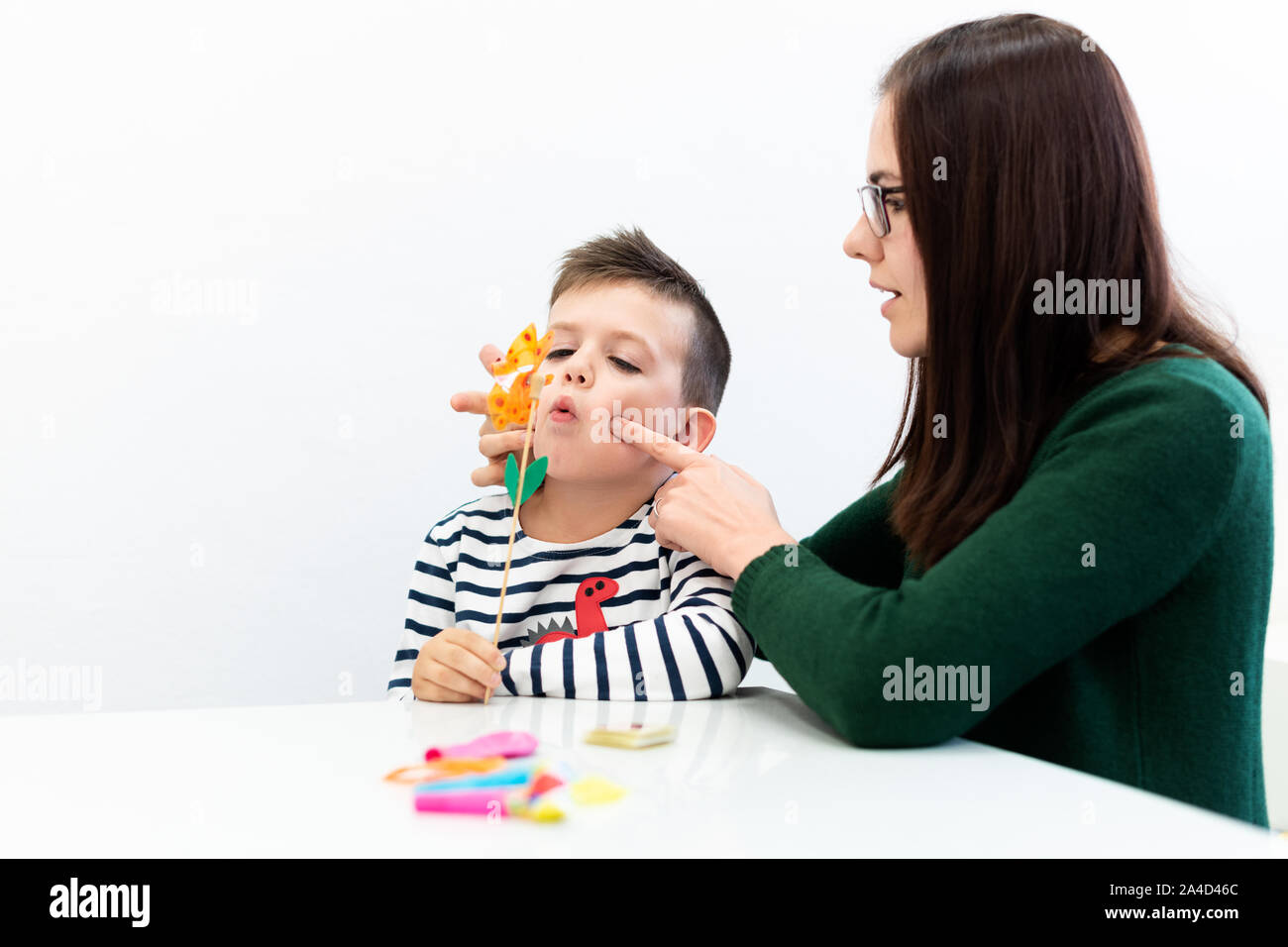 I bambini di terapia del linguaggio concetto. Preschooler Pratica di pronuncia corretta con una femmina di logopedista. Foto Stock