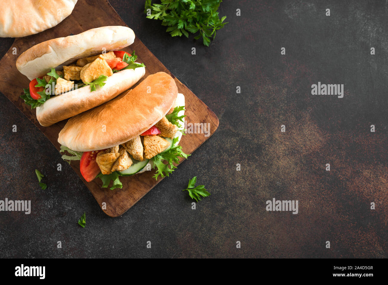 Pollo Tikka Naan Sandwich. Flatbread (naan, pita) sandwich con pollo e verdure, copia dello spazio. Foto Stock