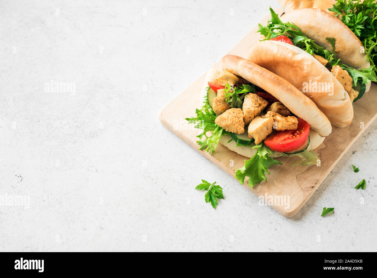 Pollo Tikka Naan Sandwich. Indian Flatbread sandwich con pollo e verdure, copia dello spazio. Foto Stock