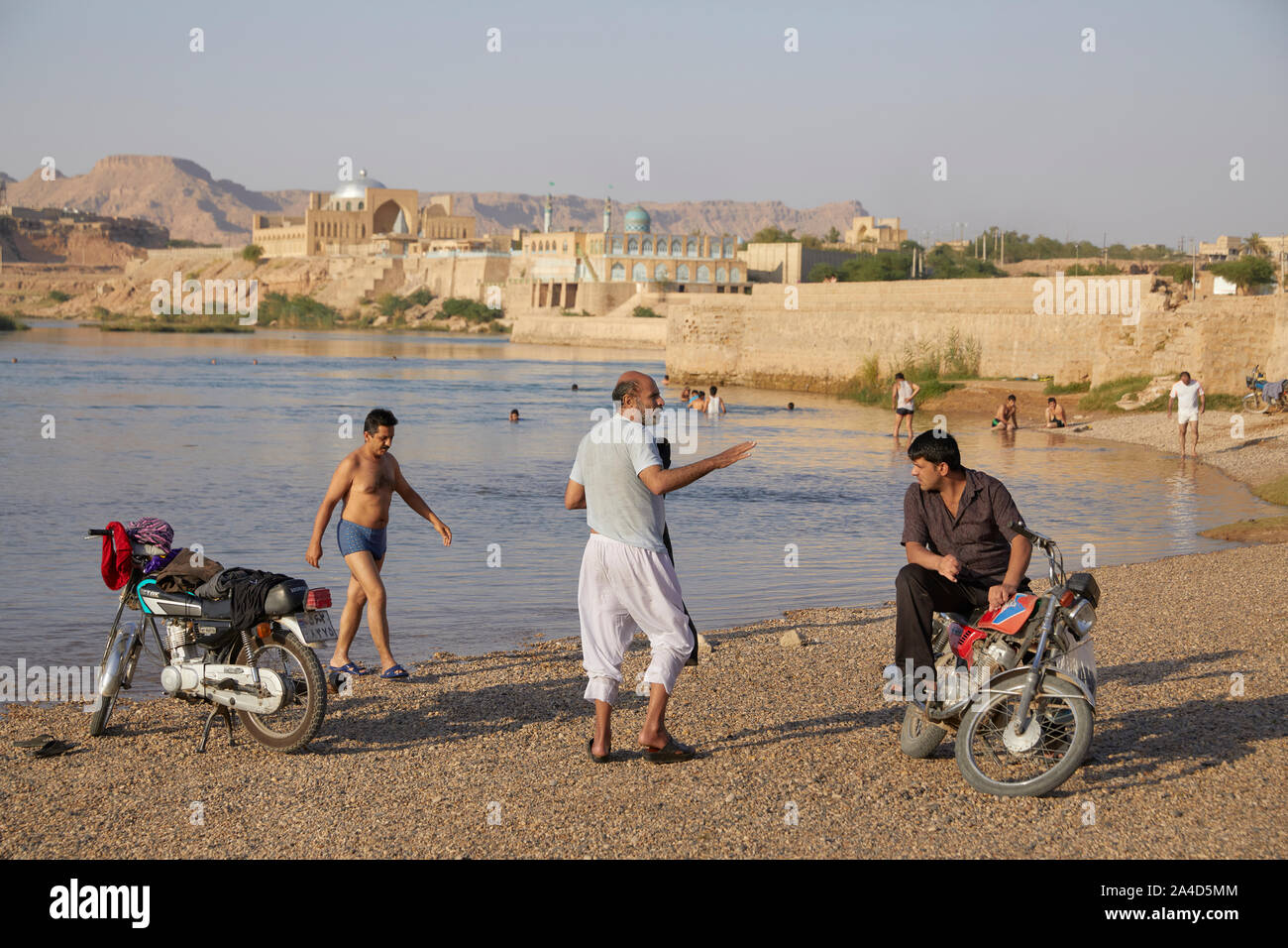 Sushtar, Iran. 07Th Giugno, 2017. La vita quotidiana sul fiume Karun nella città Sushtar in Iran, registrati su 07.06.2017. Nel 2009, la città storica di sistema di irrigazione è stato aggiunto alla lista del Patrimonio Mondiale dell'UNESCO. | Utilizzo di credito in tutto il mondo: dpa/Alamy Live News Foto Stock