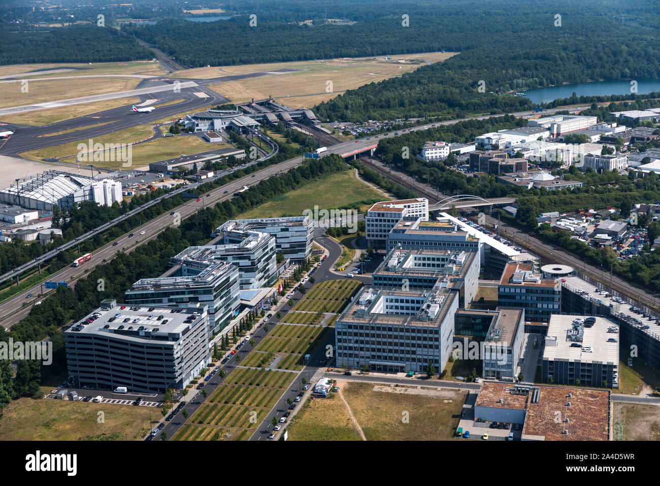 Office Park presso l'aeroporto di Düsseldorf, a Wanheimer Street, Telefonica edificio sulla sinistra, C&una amministrazione sulla destra, Foto Stock