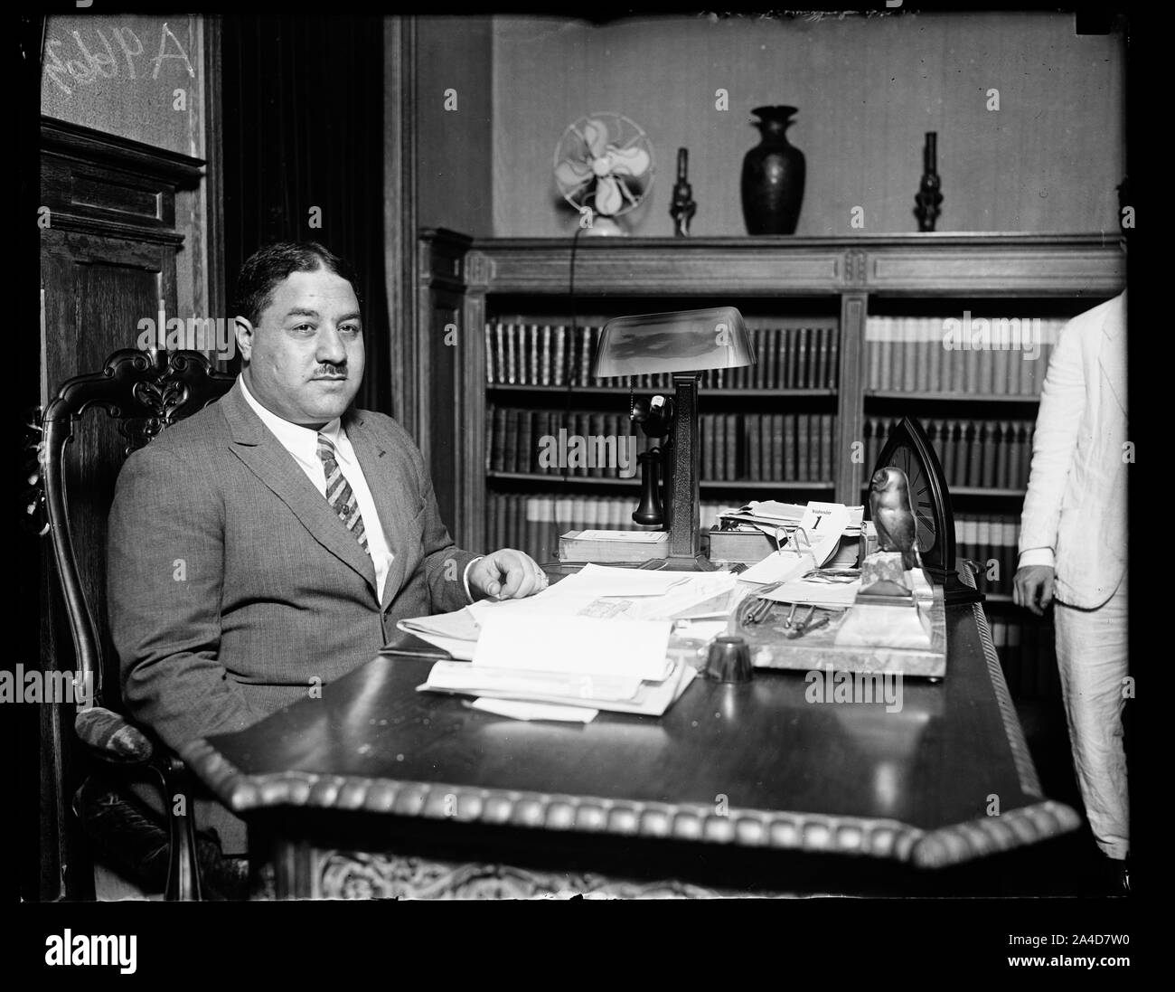 Il nuovo ministro dall Egitto per gli Stati Uniti fotografato alla sua scrivania in legazione a Washington. Egli è Mahmoud Samy Pascià e arrivò a New York il 30 giugno con la moglie a bordo del liner Majestic Foto Stock