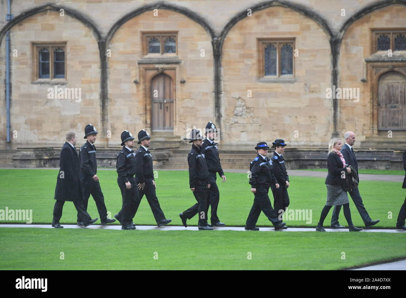 Ufficiali arrivano a quadrangolo presso la cattedrale di Christ Church in St Aldate, Oxford, per il funerale di PC Andrew Harper, la Thames Valley Police officer morto da lesioni multiple dopo essere stato trascinato in un furgone mentre risponde alle segnalazioni di un furto con scasso. Foto Stock