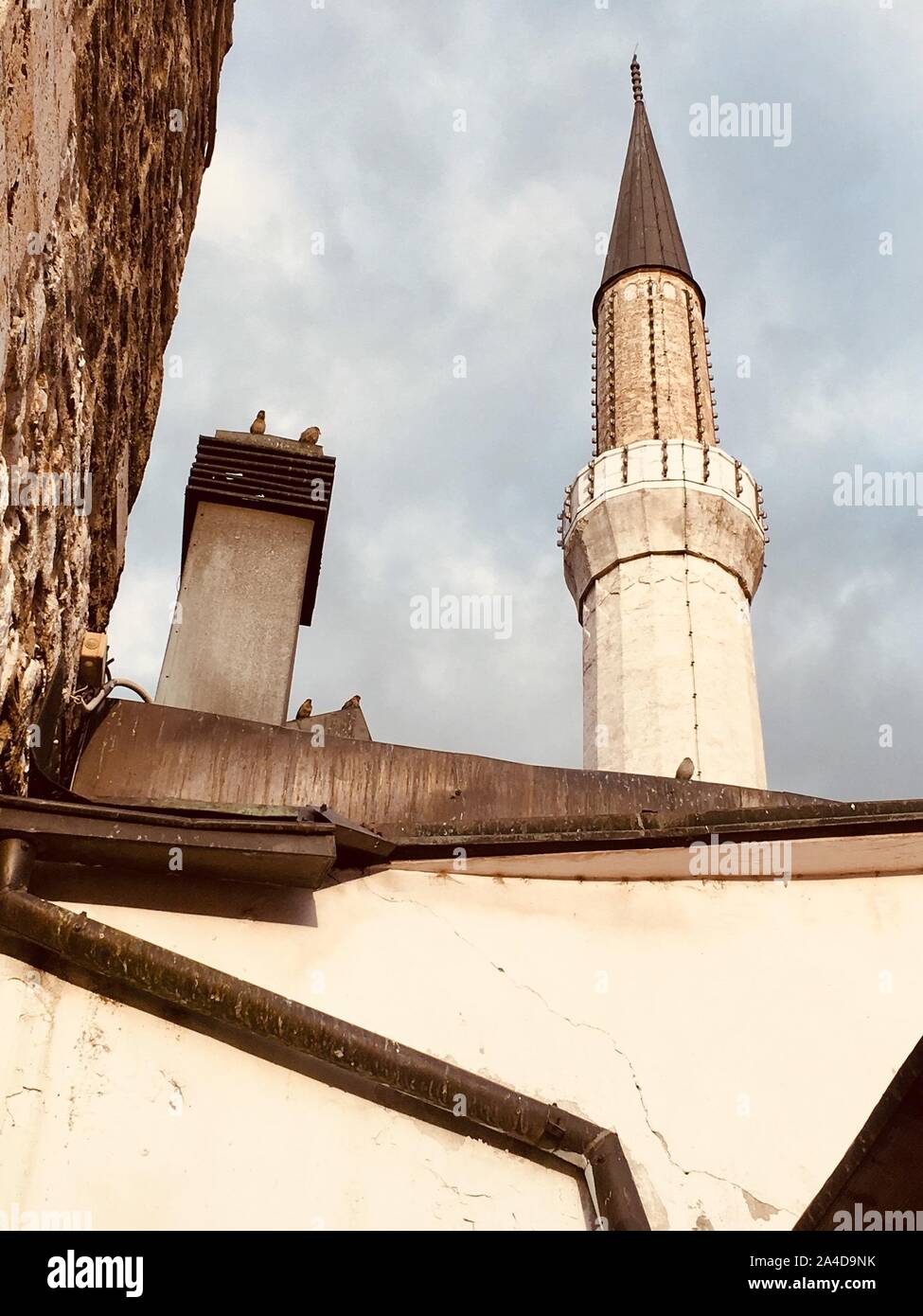 Basso angolo di visione di un minareto, Gazi Husrev-beg moschea, Sarajevo, Bosnia ed Erzegovina Foto Stock