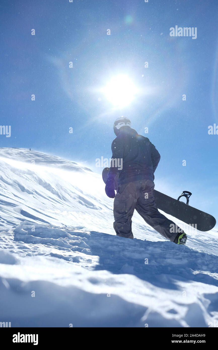 Uomo che porta uno snowboard, Mammoth Lakes, California, Stati Uniti Foto Stock