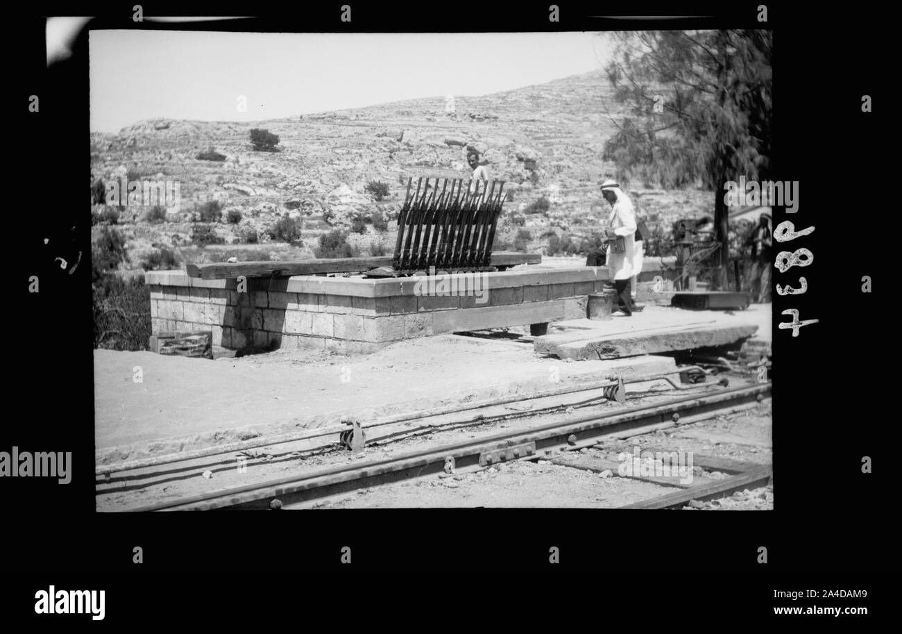 Gli unici resti di R.R. [Cioè, railroad] semaforo-rifugio sulla Jerusalem-Lydd [cioè Jerusalem-Lydda] railroad bruciata dai ribelli nei pressi di Bittir-station Foto Stock