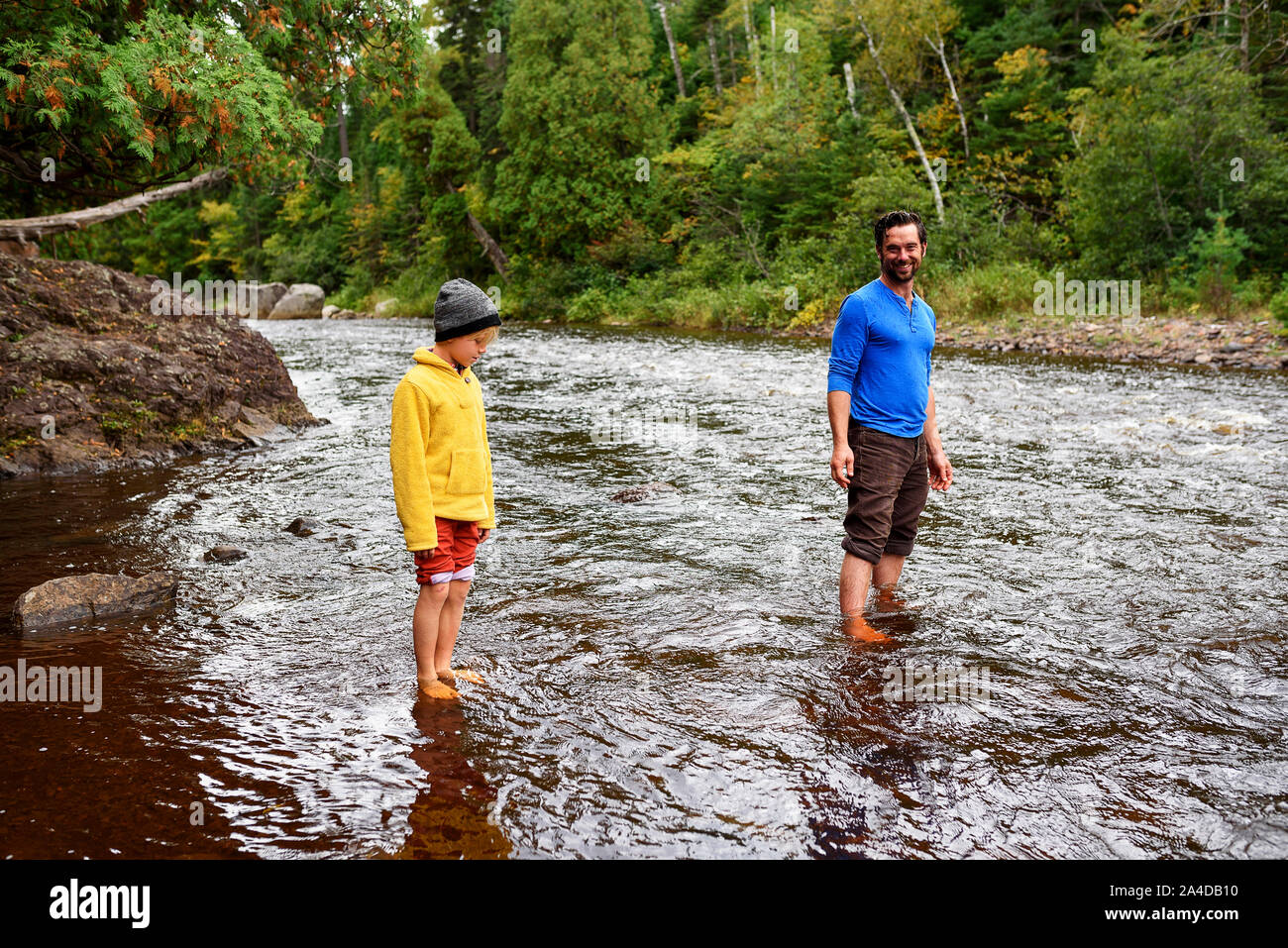 Padre e figlio in piedi in un fiume, Stati Uniti Foto Stock