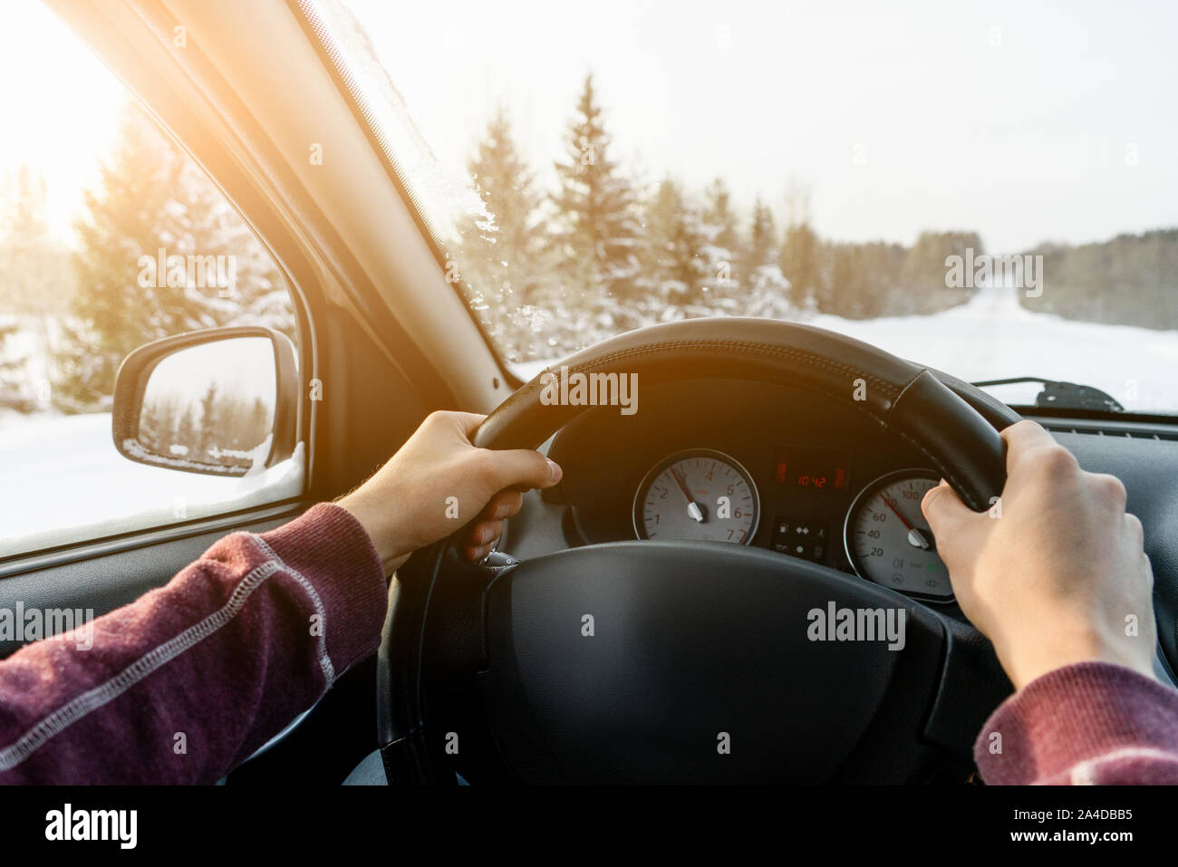 Un uomo aziona un auto su una strada di inverno Foto Stock