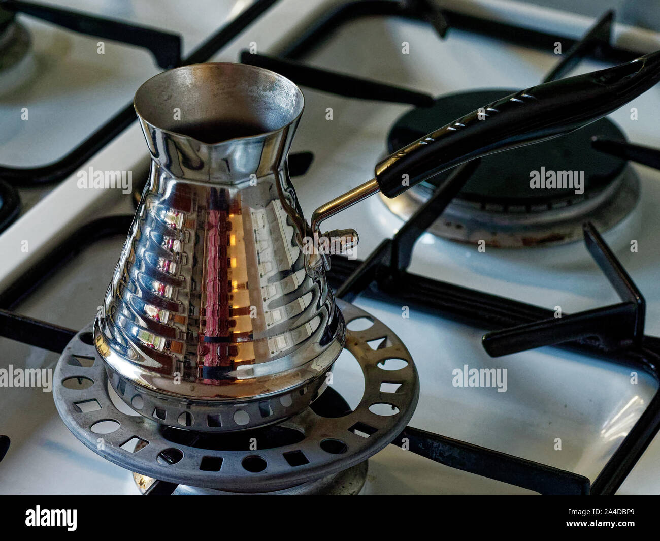 Il caffè turco Pot, fornello a gas, REGNO UNITO Foto Stock