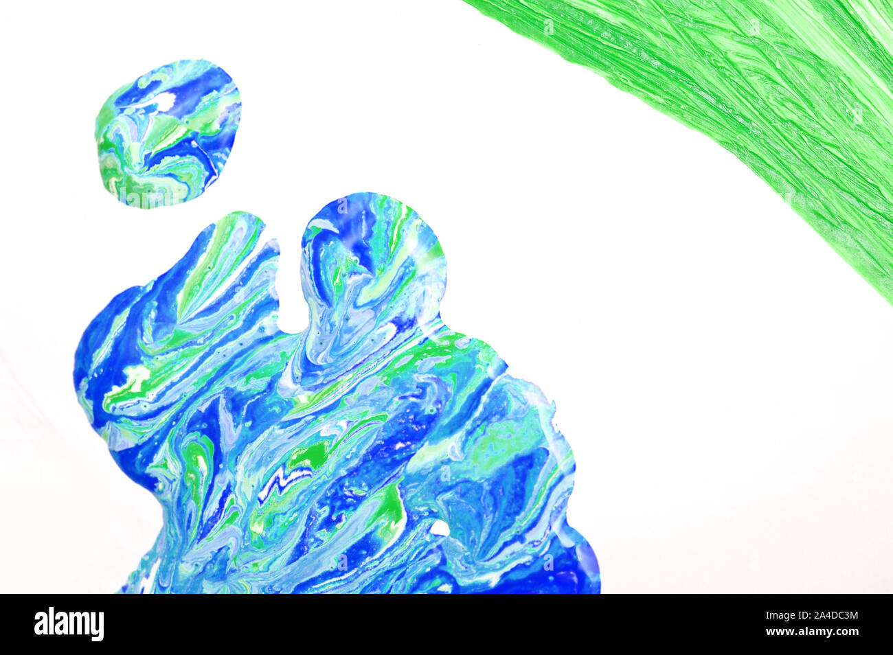 Il blu e il verde di colore in astratto acrilico liquido dello sfondo. Disegno a mano art. self made Foto Stock