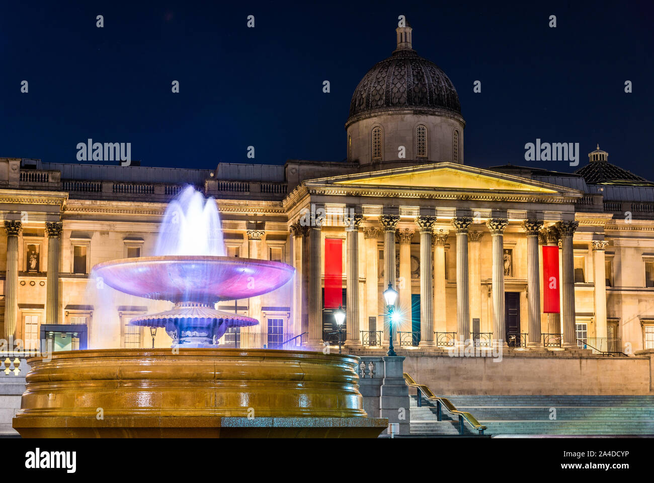 Fontana e la Galleria Nazionale a Trafalgar Square a Londra in Inghilterra Foto Stock
