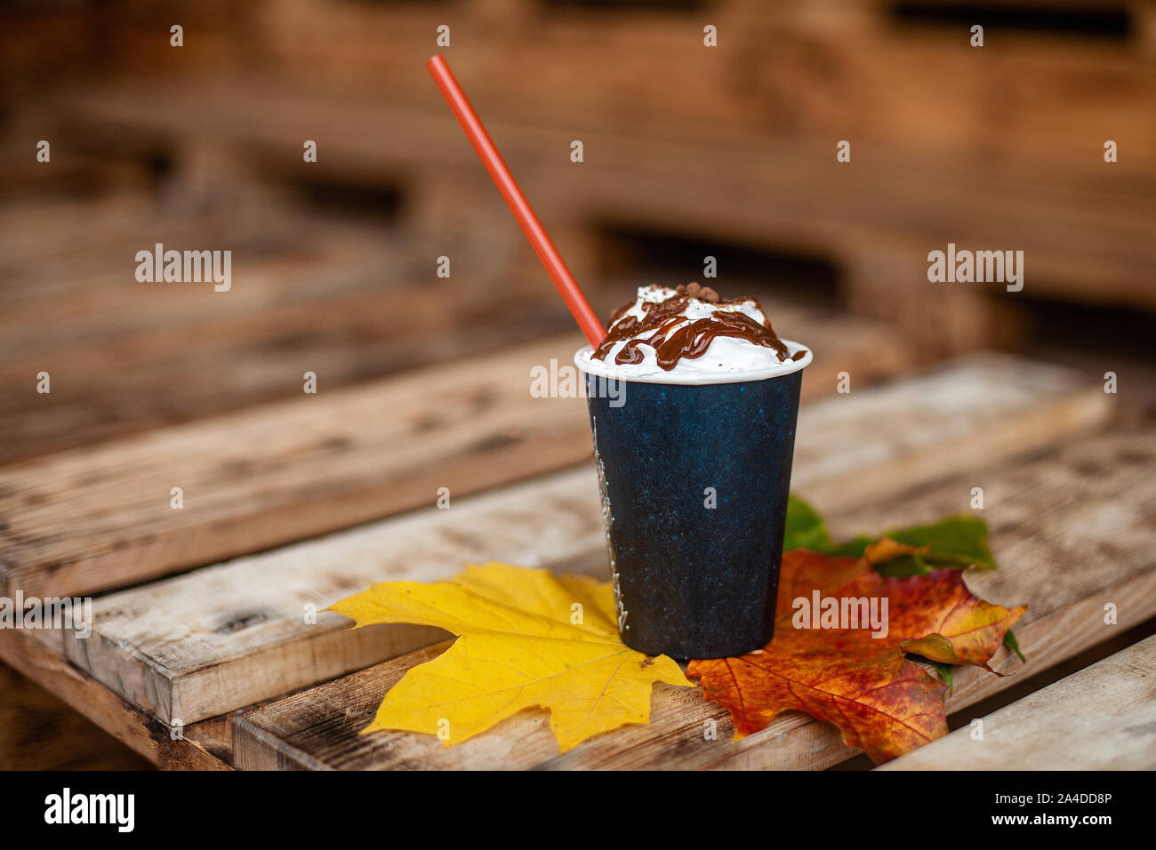 Autunno cadono le foglie, fumante tazza di caffè su una tavola di legno dello sfondo. Stagionale e il caffè di mattina, domenica pausa e ancora il concetto di vita. Foto Stock