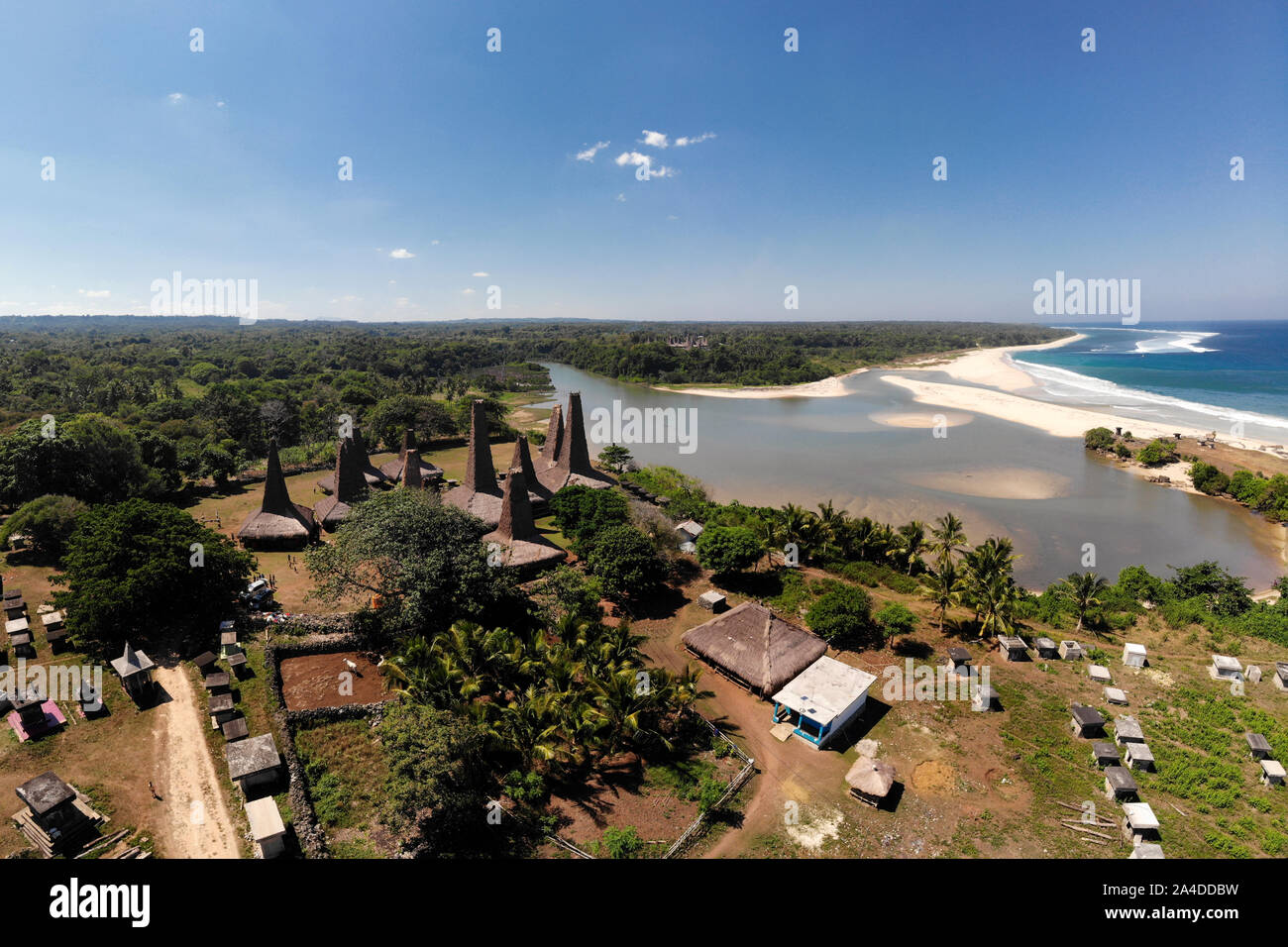 Vista aerea del Ratenggaro villaggio, a sud-ovest di Sumba, East Nusa Tengara, Indonesia Foto Stock