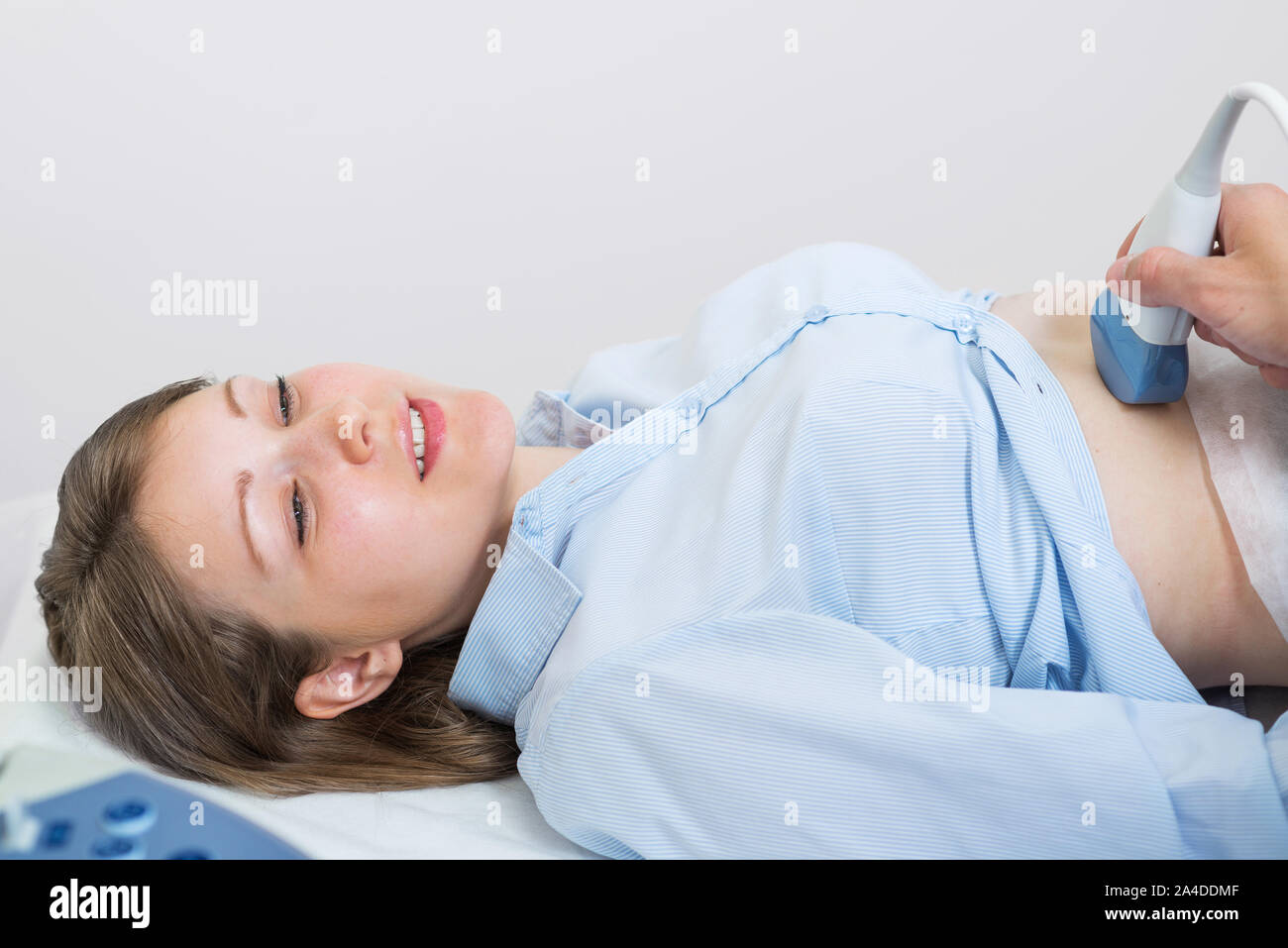 Ritratto di donna felice in esame ad ultrasuoni Foto Stock