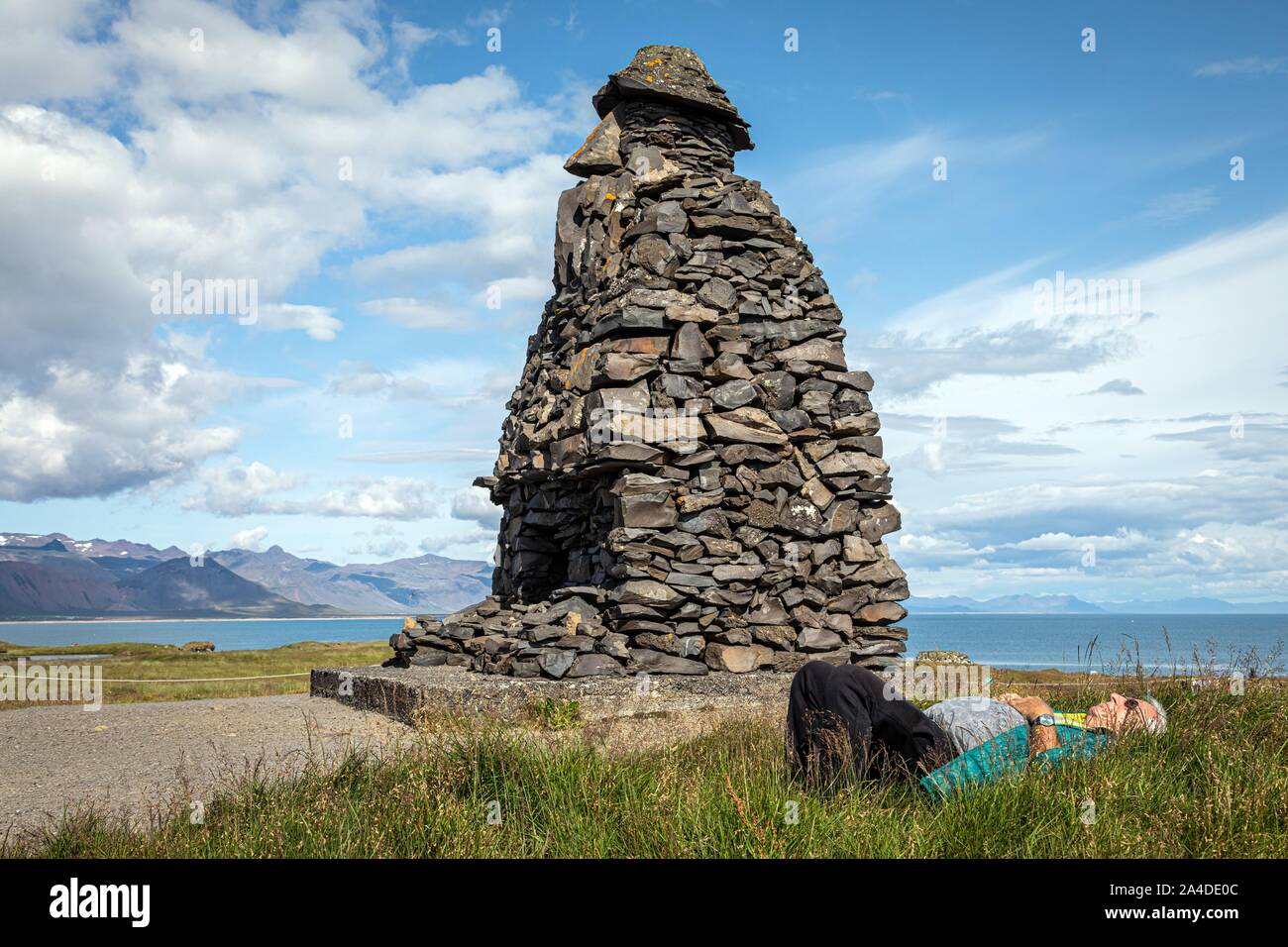 Statua di BARDUR SNAEFELLSAS, metà uomo e metà-ORCO TROLL CHE PROTEGGE LA PENISOLA, penisola SNAEFFELSNES descritto nel romanzo di Jules VERNES, ARNARSTAPI, Islanda Foto Stock