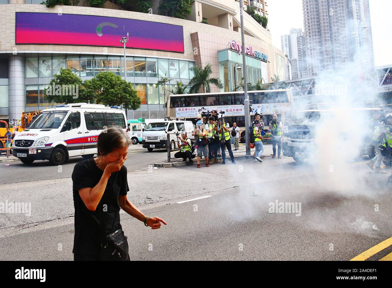 Hong Kong, Cina. Xiii oct, 2019. Raduni pacifici scesi nel caos di domenica come attivisti e polizia si scontrarono nella scene caotiche attraverso le strade di Hong Kong. Qui gravi scontri in Tseun distretto WAN. Credito: Gonzales foto/Alamy Live News Foto Stock