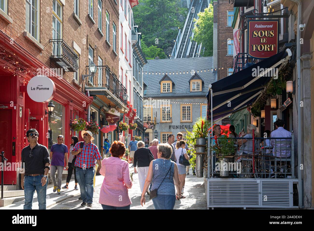 Ristorante e boutique, cavo auto nel PETIT CHAMPLAIN TRIMESTRE, RUE SOUS LE FORT, Quebec, Canada Foto Stock