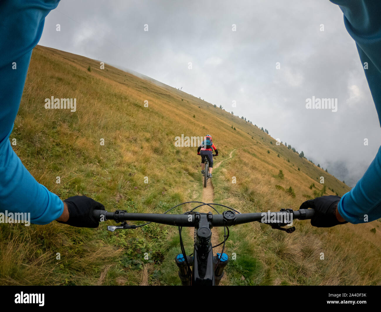 Due persone in mountain bike nelle vicinanze Kals am Grossglockner, Lienz, Tirolo, Austria Foto Stock