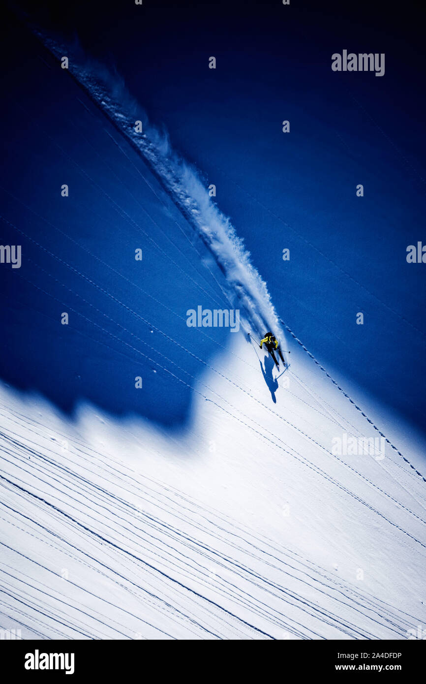 Vista aerea di un uomo polvere Backcountry Sciare sul ghiacciaio del Dachstein, Austria Foto Stock