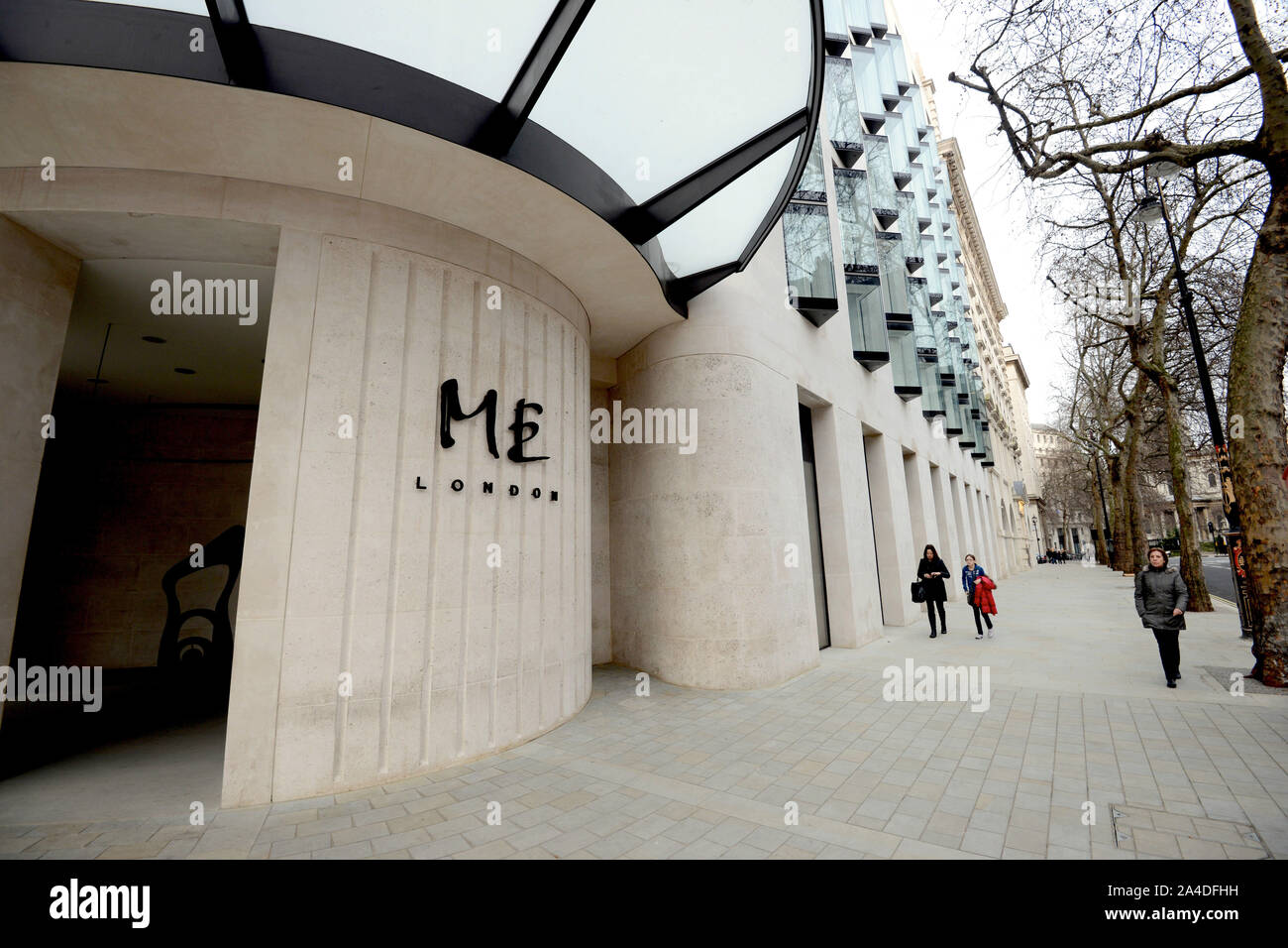 Foto deve essere accreditato ©Alex Huckle/Alfa premere 067572 03/01/13 ME Londra Hotel sullo Strand a Londra. ME Londra è un bordo di taglio, hotel di lusso progettato da Foster + Partners fondata da Lord Norman Foster. Immerso nella storia, l'hotel è sul sito dell'ex Teatro allegria, Strand Music Hall e Casa Marconi, dove la BBC insieme il loro primo ufficio e prima di Musica condivisa, uno degli attributi chiave di questo sperimentato-basato personality hotel. 157 camere progettate individualmente con finestre da pavimento a soffitto sono disponibili, incluse 16 suite . Gli ospiti hanno inoltre la possibilità al nostro exc Foto Stock