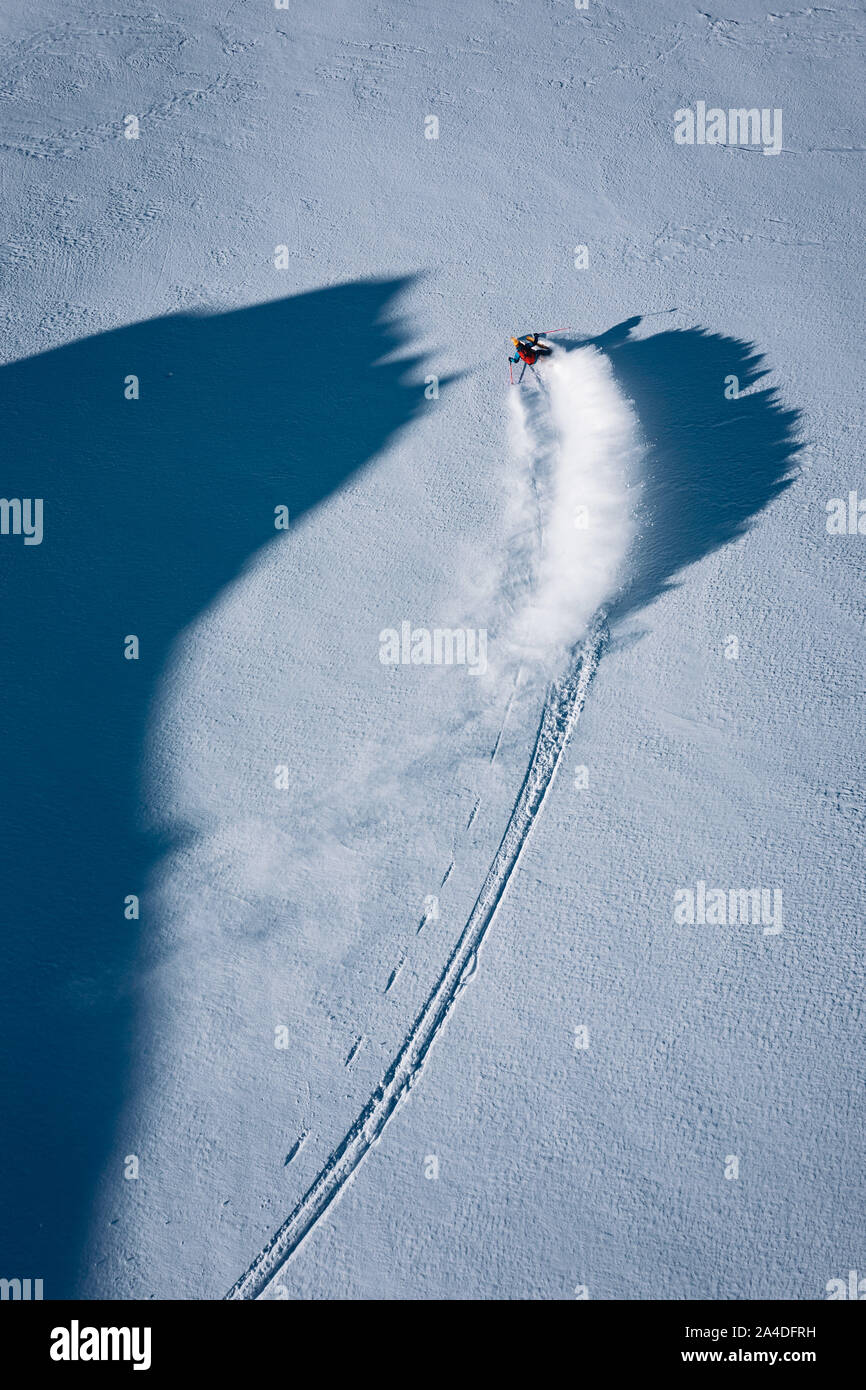 Vista aerea di uno sciatore freeride nel backcountry di Gastein ski area, Salisburgo, Austria Foto Stock