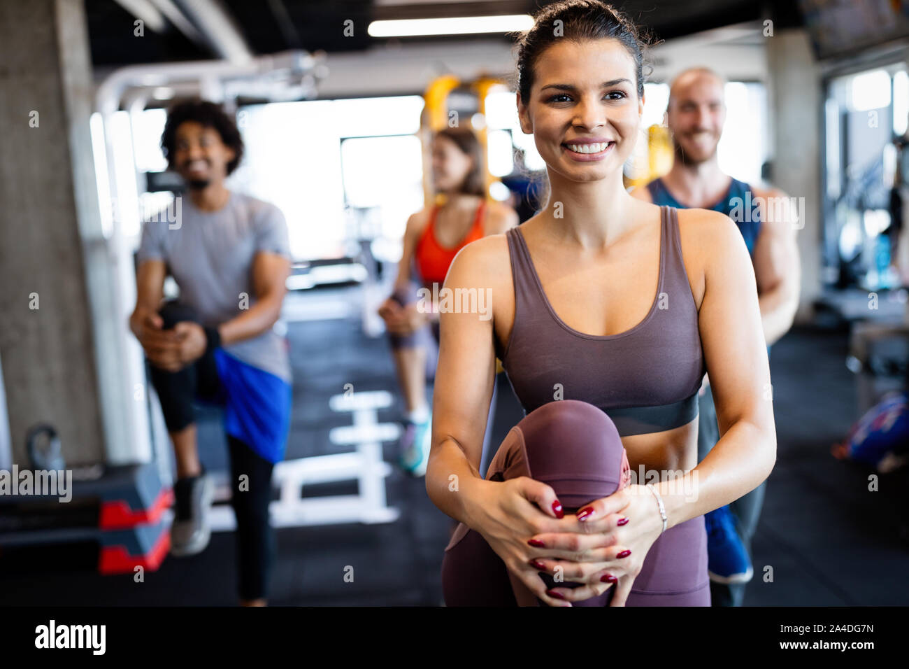 Montare belle persone che lavorano in palestra insieme Foto Stock