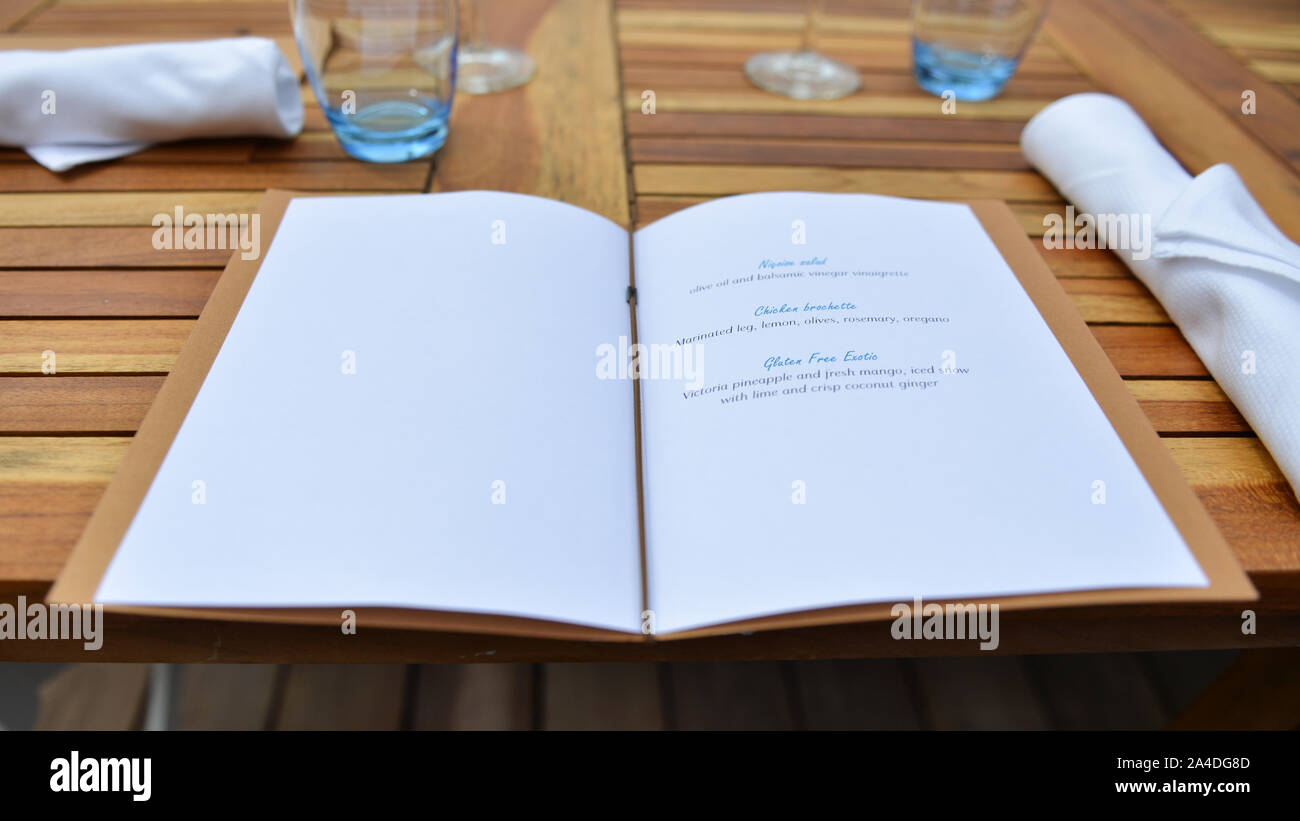 Aprire il menu del pranzo su un tavolo Foto Stock