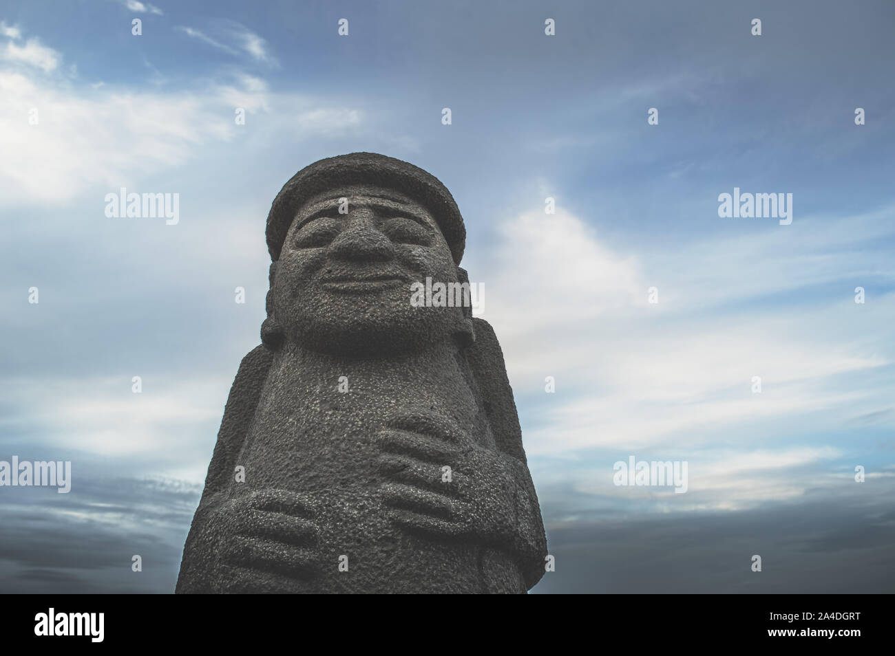 Jeju Island, Corea del Sud, settembre 05, 2019: vista dal basso sul Dol Hareubang sulla spiaggia Geumneung e cupo cloudscape Foto Stock