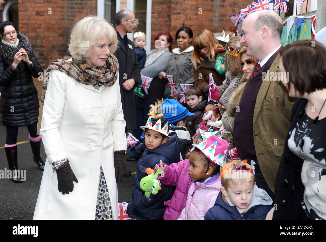 Foto deve essere accreditato ©Kate verde/Alpha premere 076831 24/01/2013 Camilla Duchessa di Cornovaglia Parker Bowles durante una visita a Sant Anselmo è la Chiesa, e per imparare a conoscere la comunità progetto benefico Pathways al Kennington Cross a Londra Foto Stock