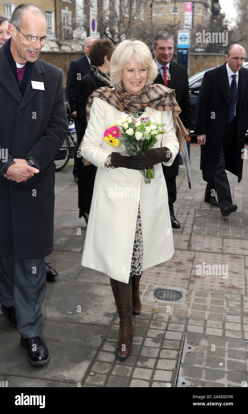 Foto deve essere accreditato ©Kate verde/Alpha premere 076831 24/01/2013 Camilla Duchessa di Cornovaglia Parker Bowles durante una visita a Sant Anselmo è la Chiesa, e per imparare a conoscere la comunità progetto benefico Pathways al Kennington Cross a Londra Foto Stock