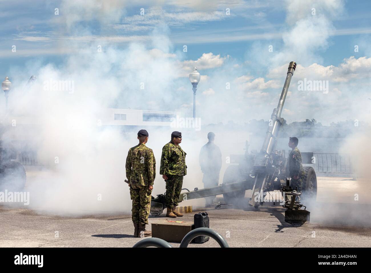 La cottura di 21 colpi di cannone dalle forze armate canadesi PER IL CANADA l'anniversario, passeggiata sul vecchio porto di Montreal, Quebec, Canada Foto Stock