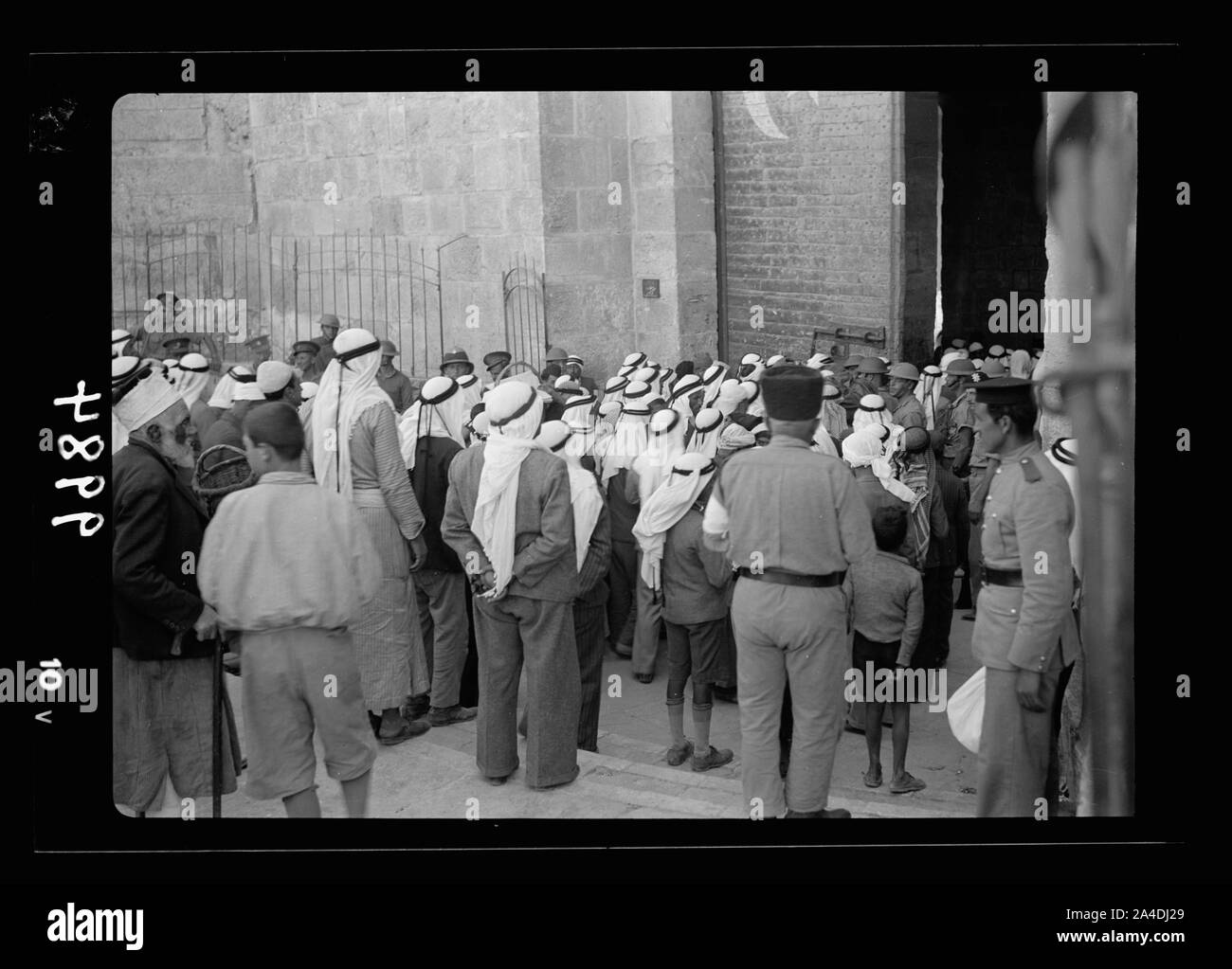 Il sollevamento dell'assedio di Gerusalemme. Folla araba di entrare nella porta di Damasco passando guardia britannica con elmetti di acciaio & disegnati baionette Foto Stock