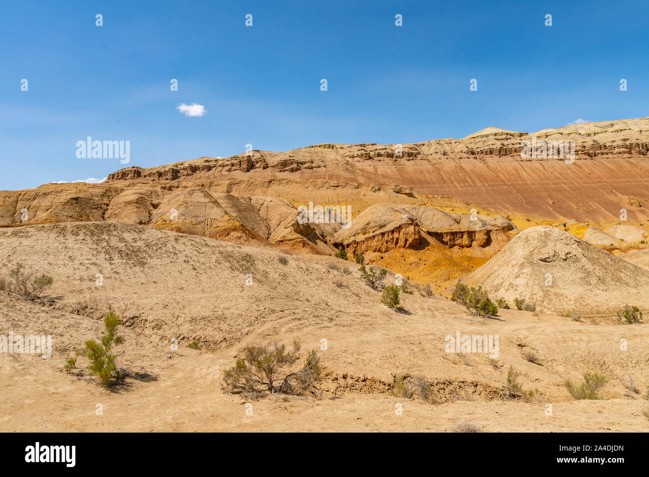 Altyn Emel Parco Nazionale di splendida vista pittoresca del Aktau White Mountain Range su una soleggiata cielo blu giorno Foto Stock