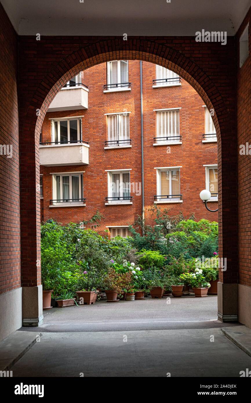 Ingresso di un edificio e cortile interno, Boulevard Pasteur, 15esimo arrondissement, Parigi, Francia Foto Stock